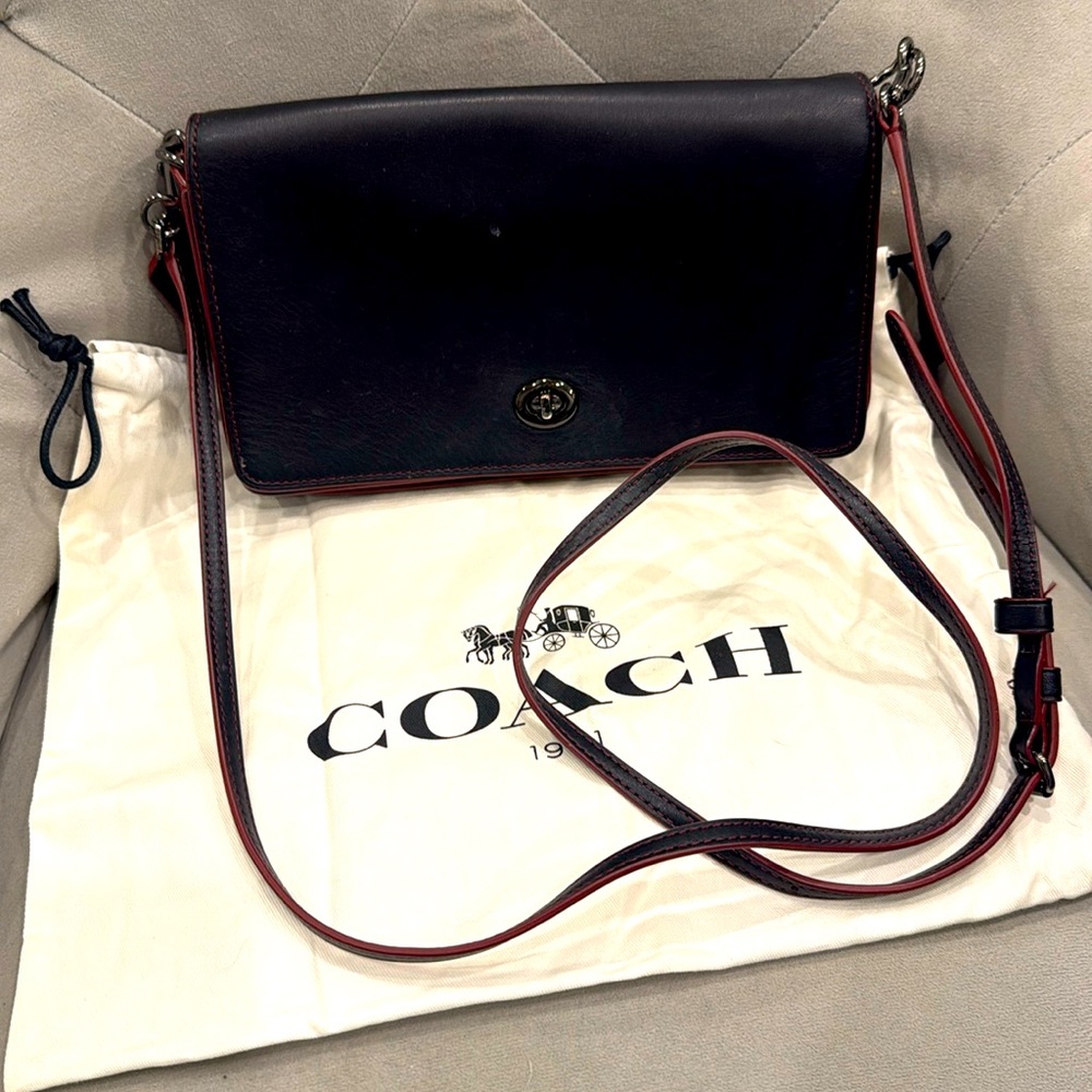 Coach black leather crossbody toggle closure